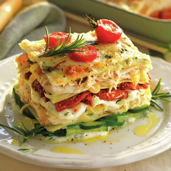 Une part de lasagnes de courgettes gratinées