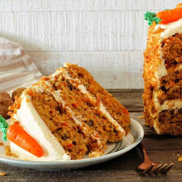 Part de gâteau aux carottes avec son glaçage