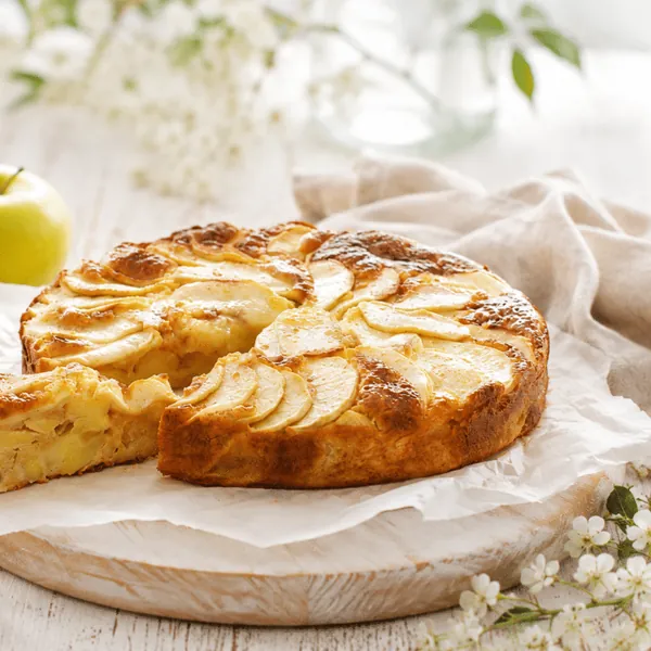 Gâteau aux pommes avec une part coupée